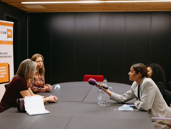 Reporter Camille spreekt koningin Maxima over het schuldenperspectief!