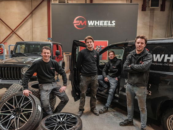 Haagse ondernemer Michiel (23) legt uit wat je moet doen als je een gat in je band hebt!