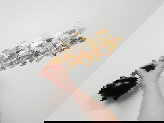 Hoe kan je goed sparen? Naïma heeft een stappenplan voor je gemaakt!