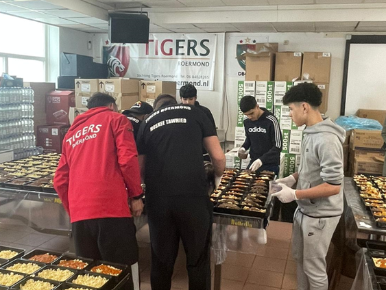 Voetbalvereniging Tigers maakt voedselpakketten tijdens ramadan: "Moslim of geen moslim, iedereen verdient onze hulp"