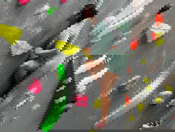 Reporter Camille klimt 4 meter omhoog zonder dat ze vastzit aan touw!