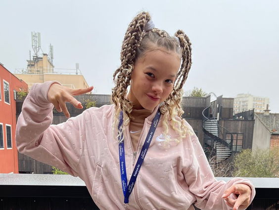 Fleur (13) mocht dansen in de openingsshow van het Junior Eurovisie Songfestival in Parijs!