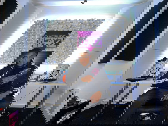 Reporter Camille is aanwezig bij studio sessie van AOTM Lavinnio zijn volgende track!