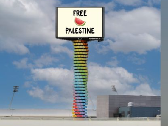 Carolien verzamelt geld voor 'Free Palestina' reclames langs snelwegen