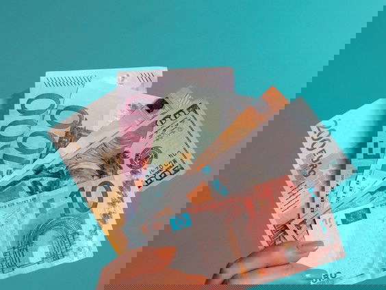 Milou (34) zat tien jaar lang in de schulden maar is nu succesvolle onderneemster!