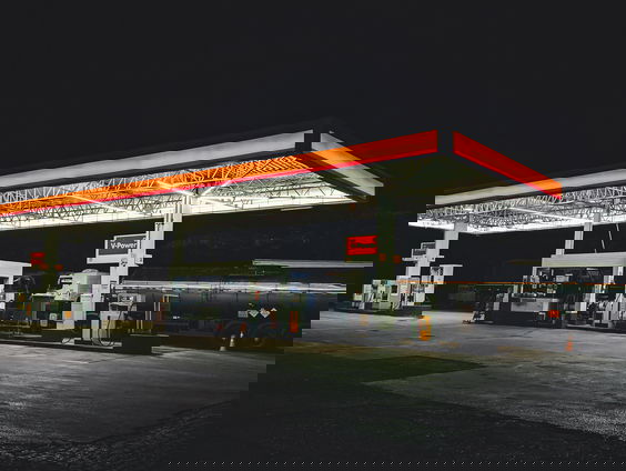 Anthony de stagiair gaat opzoek naar het goedkoopste tankstation