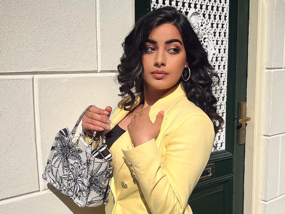 Nieloefaar (22) knipt haar haren af uit solidariteit voor vrouwen in Iran