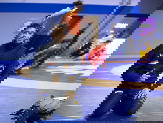 Topworstelaar Adam Al Kandoussi helpt jongeren sporten met een beperking: ''Zij worden altijd een beetje ...