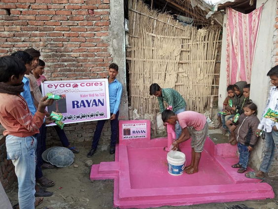 Real-life superheldin Aya laat een waterput bouwen in naam van Rayan: 'Het leek alsof mijn broertje daar lag'