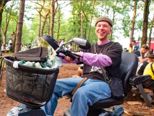 Jordi (28) kan door MS niet meer rappen, maar blijft toch positief