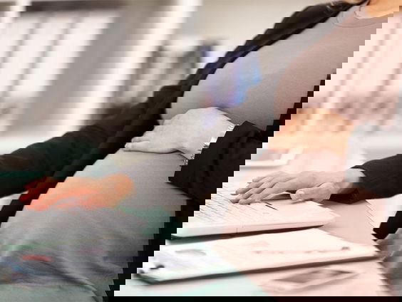 Gediscrimineerd omdat je zwanger bent: "Je contract wordt niet verlengd of je krijgt geen salarisverhoging"