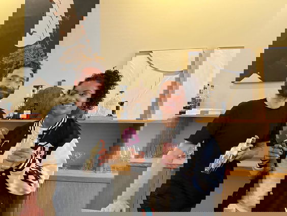 Reporter Camille maakt de top 2 cocktails van deze zomer!