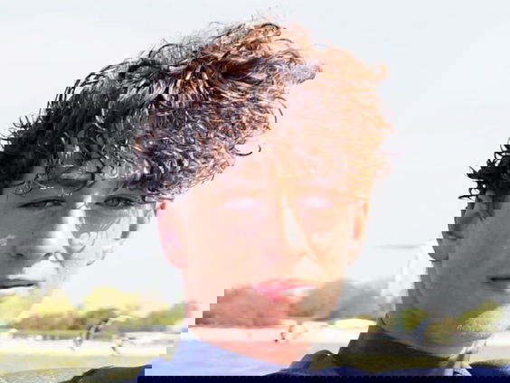 Jamie (16) springt 34 meter hoog tijdens storm en pakt Europees record