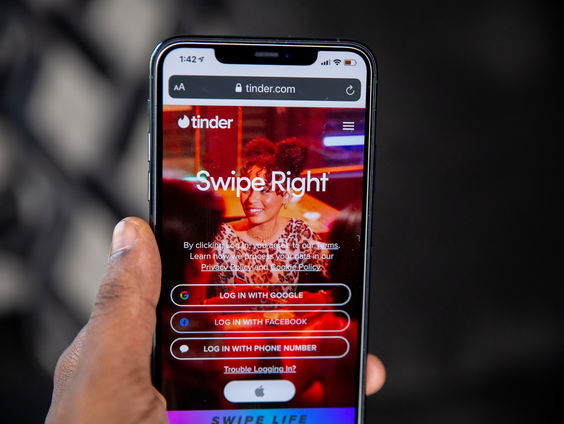 Wat moet je doen als iemand een fake tinderaccount van jou heeft gemaakt?