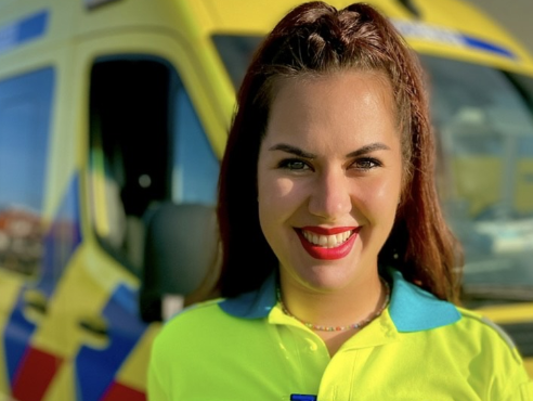 Ambulanceverpleegkundige Sabine (26) deelt haar werk via TikTok: “Ex-patiënten vinden het fijn om filmpje ...