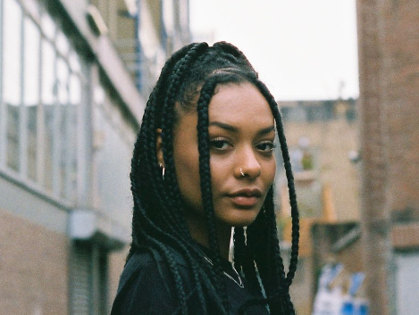 Reporter Camille krijgt een vip treatment stemmen in het 013 Poppodium van Seyi