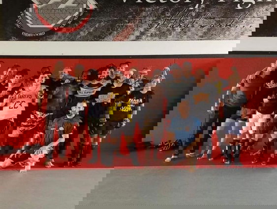 Reporter Camille traint mee tijdens de MMA les bij Victory Fight in Emmeloord!