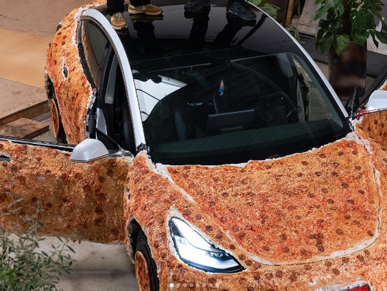 Saman plakte 120 pizza's op een Tesla: "Ik hoop dat Elon Musk dit ziet"