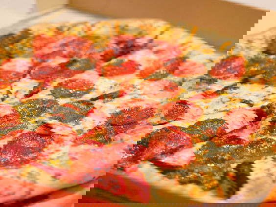 Pizzamaker Davide vraagt 50 euro voor Pizza met Ananas: "Je gaat toch ook geen rijst met kiwi eten?"