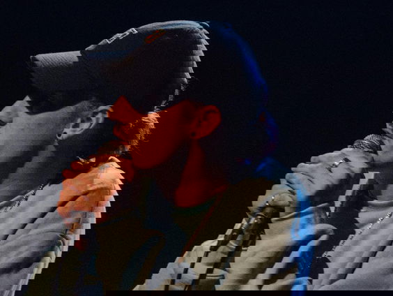 Spoken word artist Brohlin deelt zijn kijk op het nieuws met ons