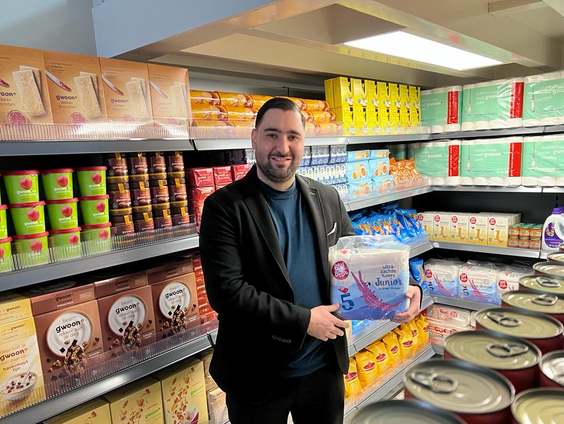 Abdelhamid (33) opent gratis supermarkt voor kwetsbare gezinnen!