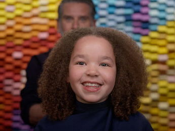 “Mijn droom is dat ik iemand ben die zij ook leuk vinden”: Lily (9) wordt gepest om haar ‘pluishaar’