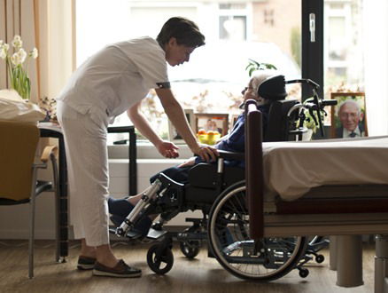 Seksueel ongewenst gedrag in de zorg: "Schatje, wat zie je er lekker uit! Ik wil je meenemen naar mijn kamer"