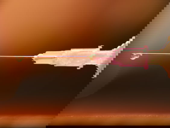 Nina van NOS Stories over 'Needle Spiking': de nieuwe vorm van drogeren