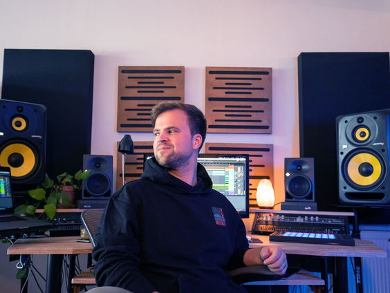 Reporter Camille maakt een afro beat tijdens The Producer Workshop in Leeuwarden!