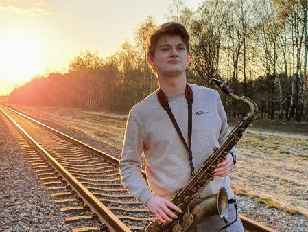 Karsten (20) blaast iedereen omver met zijn saxofoonsolo’s: “Het is pure improvisatie”