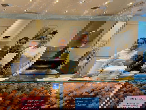 Reporter Camille loopt mee met de oliebollenkraam in Lelystad!