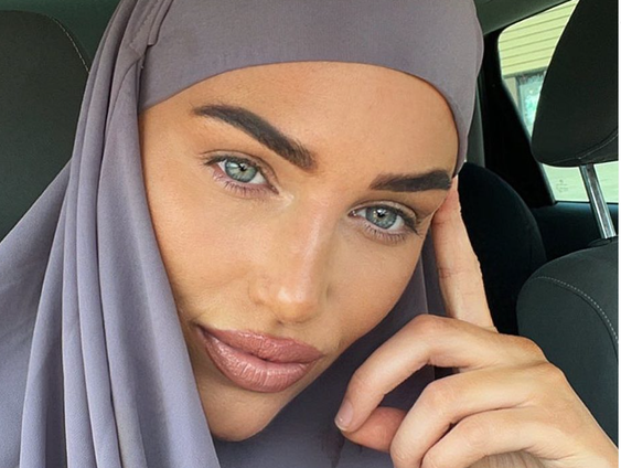 Realityster Jørney bekeerde tot de Islam: ''Verlies van mijn moeder was de doorslag''