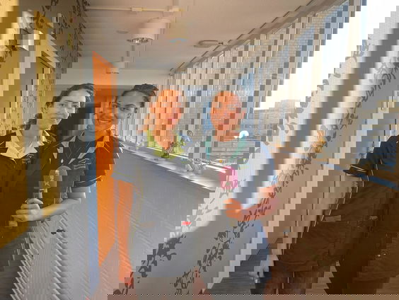 Reporter Camille helpt een dag mee bij de ouderenzorg om de druk te verlagen!