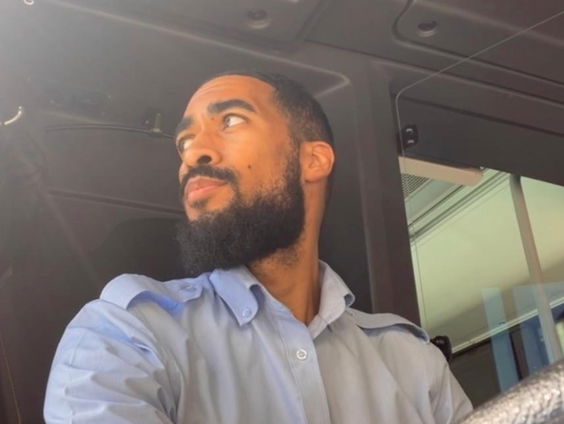 Freitas (30) laat zijn dagelijkse avonturen als buschauffeur zien op TikTok:"Iedereen mag altijd meerijden"