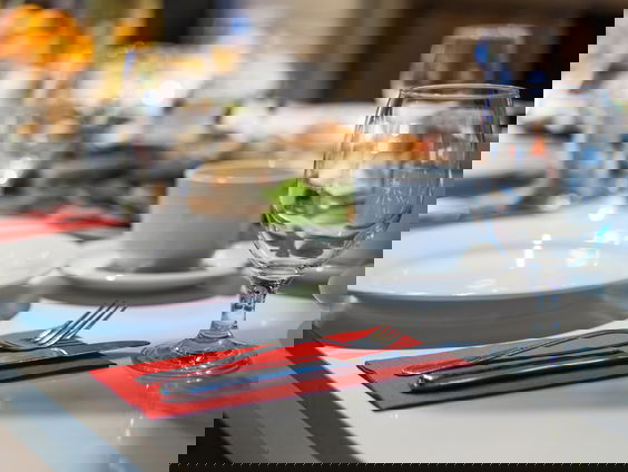 Bellen met Fernando over het Good Vibes Dinner ''Sowieso een bijzondere avond voor jongeren met een vluch ...