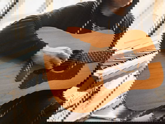 Ruben doneert gitaren aan kinderen die ze goed kunnen gebruiken!