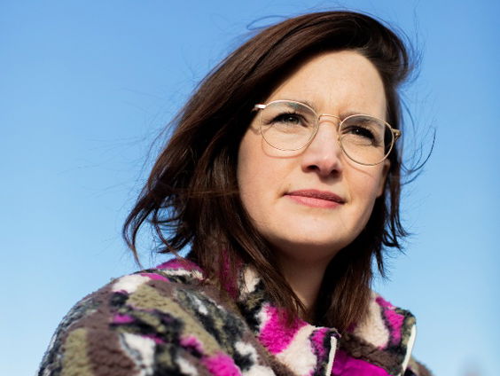 De Amsterdamse Yora maakt een serie over de huidige wooncrisis: “Iedereen wordt sneller dakloos”