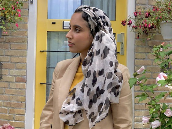 Jinane (26) geeft les aan jongeren met een vluchtverleden: "Sommige leerlingen hebben nog nooit een potlood vastgehouden"