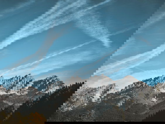 Waarom zijn er zoveel vliegtuigstrepen in de lucht?