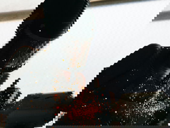 Aisha is de enige vrouwelijke lasser van haar team: "Ik kan het zelfs beter dan de mannen"