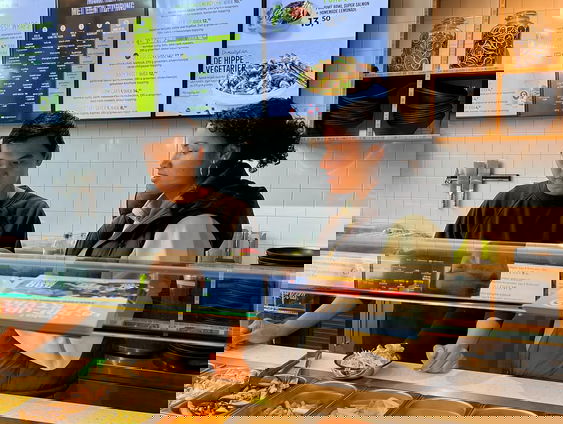 Reporter Camille deelt samen met Eazie 500 gratis maaltijden uit in Arnhem!