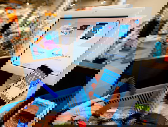 Caissières bij de zelfscankassa worden regelmatig uitgescholden, geslagen of bespuugd