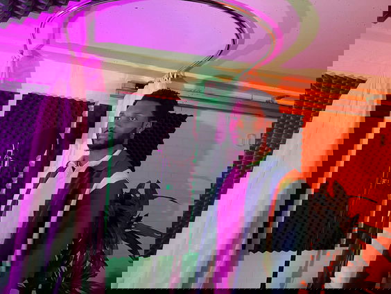 Reporter Camille duikt de studio in met Fly Ty voor de dag van de ouders!