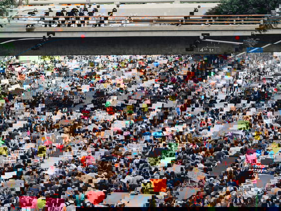 Farida is meester in het recht en legt uit wat de demonstratie etiquette zijn
