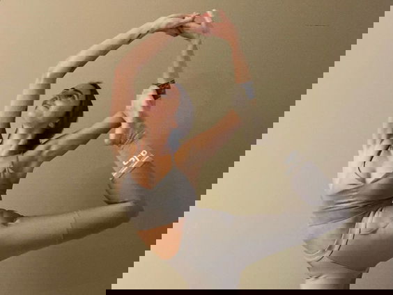 Reporter Camille doet mee met Yoga tijdens Wereld Yogadag!