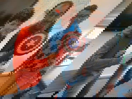 Youri (26) geeft als superheld 'Captain America' Aardrijkskunde