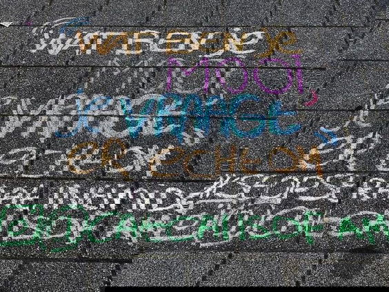 Ambrien van catcallsofams: "vraag altijd om toestemming voordat je iemand aanspreekt"