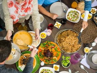 Yunus nodigt niet-moslims uit tijdens iftar “om ons dichterbij elkaar te brengen”