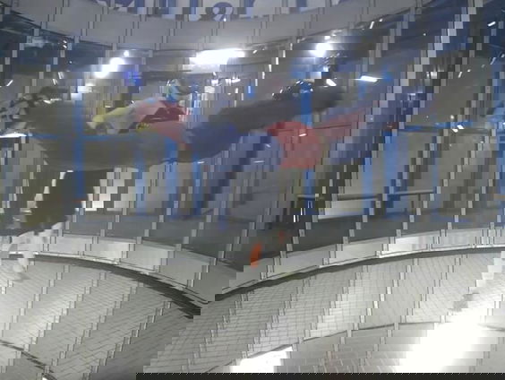 Reporter Camille gaat indoor skydiven in Roosendaal "Heftig"