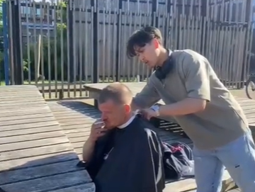 Daniel en zijn klasgenoten geven daklozen een fris kapsel: "Ze waarderen de knipbeurt heel erg"